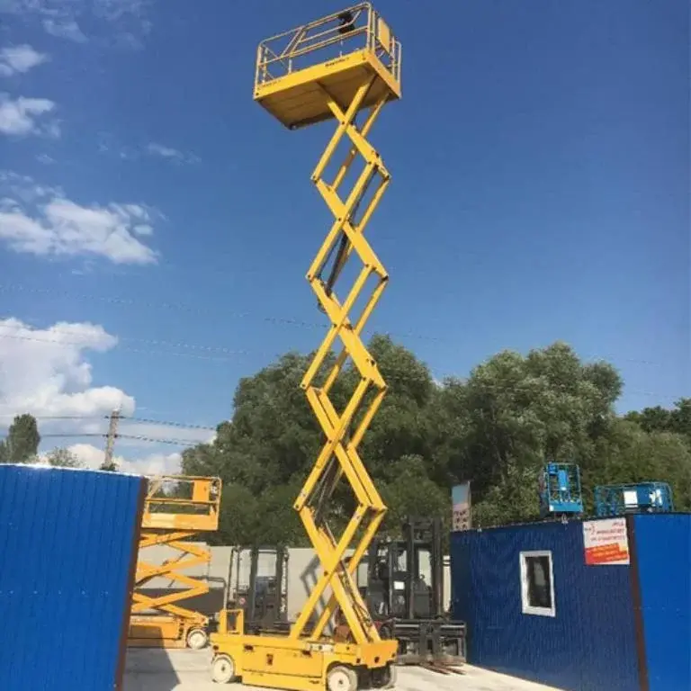 Arriendo de Alzahombre Tijera 12 mts Haulotte modelo Compact 12 en SK Rental con cobertura nacional.